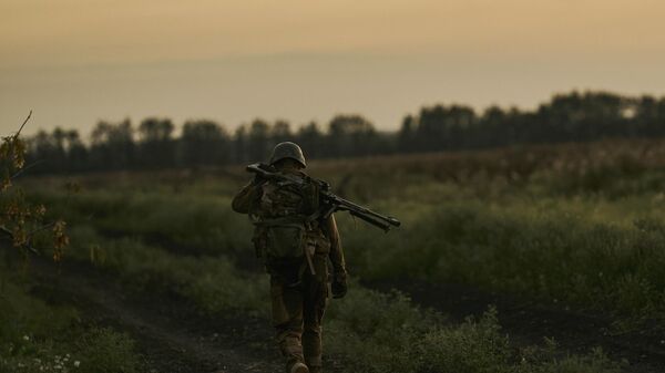 Украинский солдат 53-й бригады приближается к своей позиции на линии фронта недалеко от Донецка - Sputnik Беларусь
