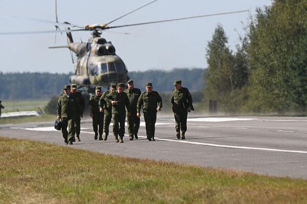 Военная авиация отрабатывают посадку на аэродромный участок дороги (АУД) – вертолет Ми-8. - Sputnik Беларусь