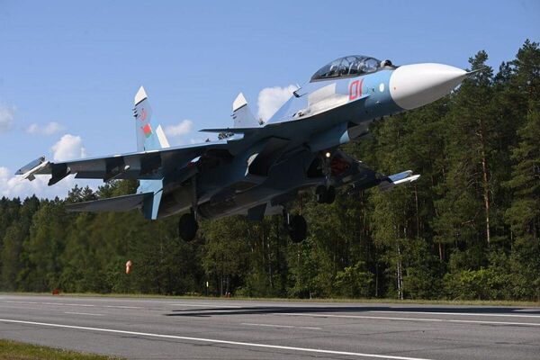 Отработка посадки на аэродромный участок дороги – многоцелевой истребитель Су-30 СМ. - Sputnik Беларусь