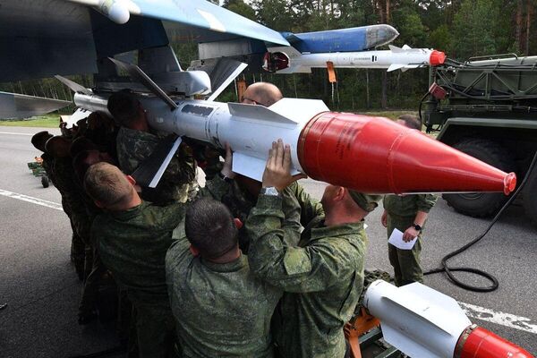 Устаноўка боепрыпасаў на Су-30СМ. - Sputnik Беларусь