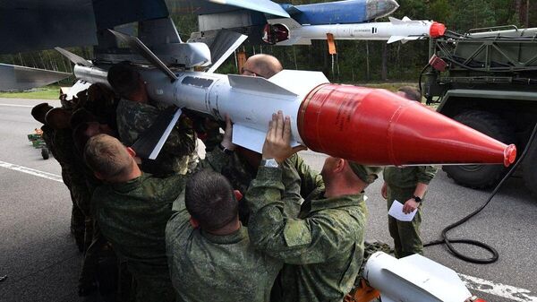 Установка боеприпасов на Су-30 СМ - Sputnik Беларусь