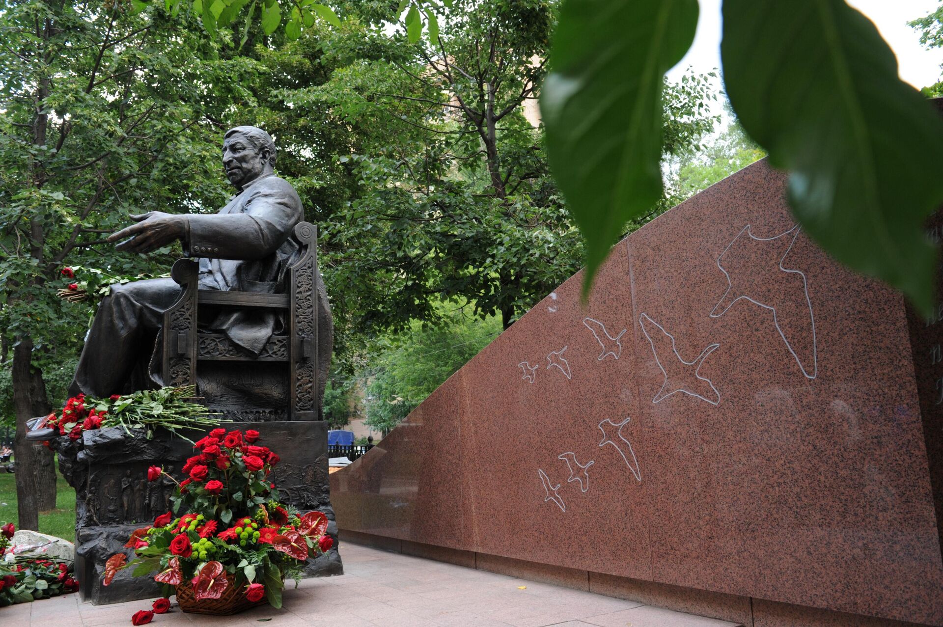 Памятник дагестанскому поэту Расулу Гамзатову - Sputnik Беларусь, 1920, 06.09.2023