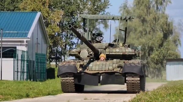 Дрифт на знаменитом танке Алеша в подмосковном парке Патриот ― видео - Sputnik Беларусь