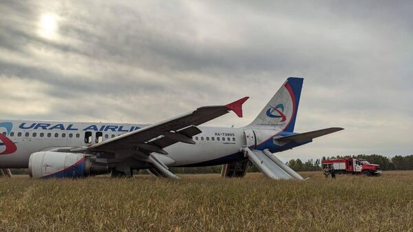 Самолет компании Уральские авиалинии  совершил аварийную посадку на открытый участок местности в Убинском районе Новосибирской области
 - Sputnik Беларусь