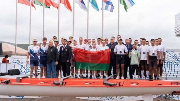 Белорусские гребцы на церемонии награждения во Владивостоке - Sputnik Беларусь