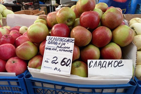 Цены на яблоки на Комаровском рынке - Sputnik Беларусь