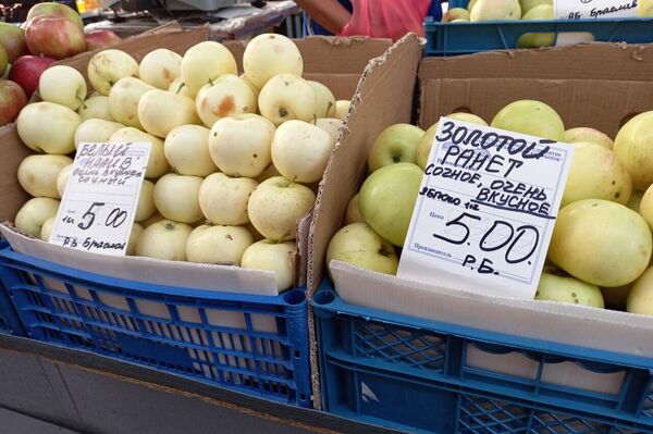 Цены на яблоки на Комаровском рынке - Sputnik Беларусь