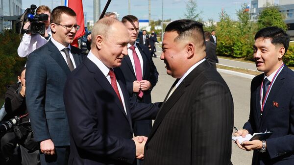 Президент РФ Владимир Путин и председатель Государственного совета КНДР Ким Чен Ын на космодроме Восточный - Sputnik Беларусь