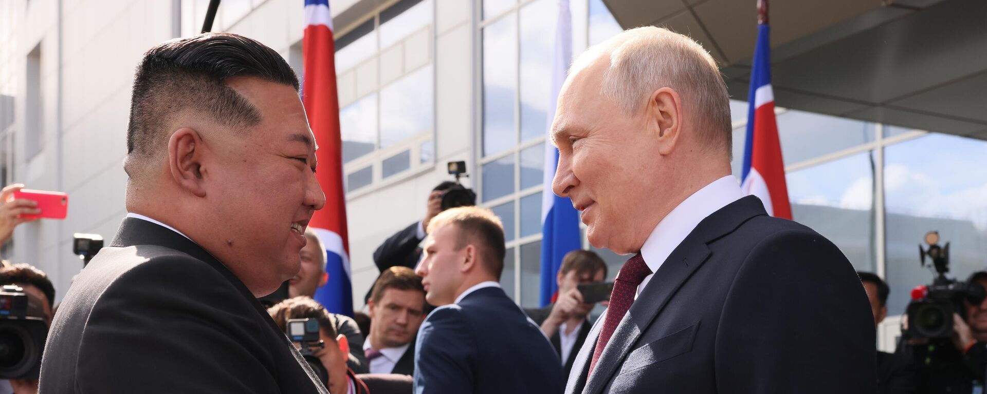 Прэзідэнт РФ Уладзімір Пуцін і старшыня Дзяржаўнага савета КНДР Кім Чэн Ын - Sputnik Беларусь, 1920, 12.06.2025