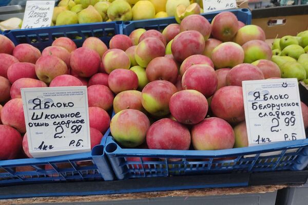 Цены на фрукты и ягоды на Комаровском рынке - Sputnik Беларусь
