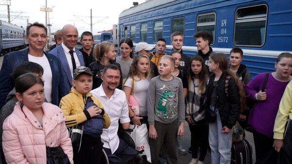 Соскучились по нормальной жизни: дети Донбасса на отдыхе в Беларуси ― видео - Sputnik Беларусь