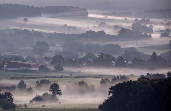 Туман сцелецца над горадам Верхайм недалёка ад Франкфурта, Германія, 14 верасня 2023 года. - Sputnik Беларусь