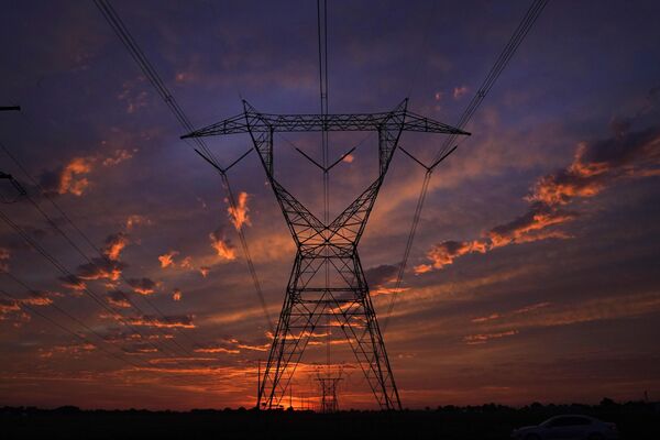 Сонца пачынае ўзыходзіць каля ліній электраперадач, 16 верасня 2023 года, недалёка ад Мані, штат Ілінойс. - Sputnik Беларусь