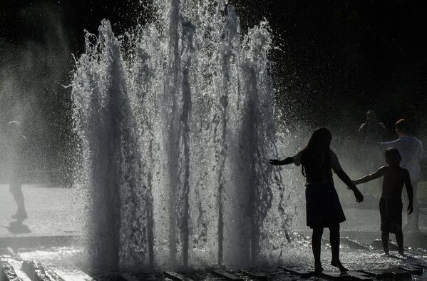Дети играют в фонтане в Берлине, 17 сентября 2023 года. В этот день в столице Германии температура воздуха достигала 27 градусов по Цельсию - Sputnik Беларусь