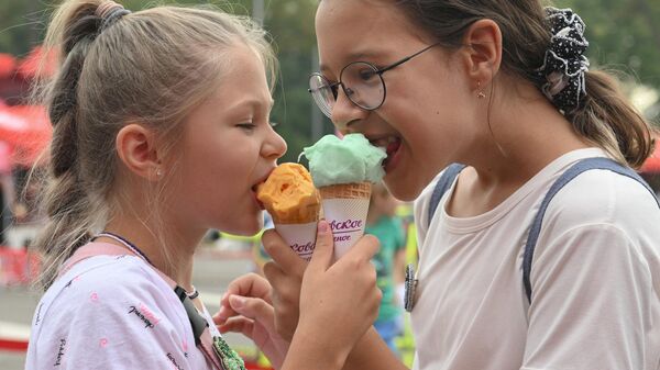 Дети едят мороженое - Sputnik Беларусь