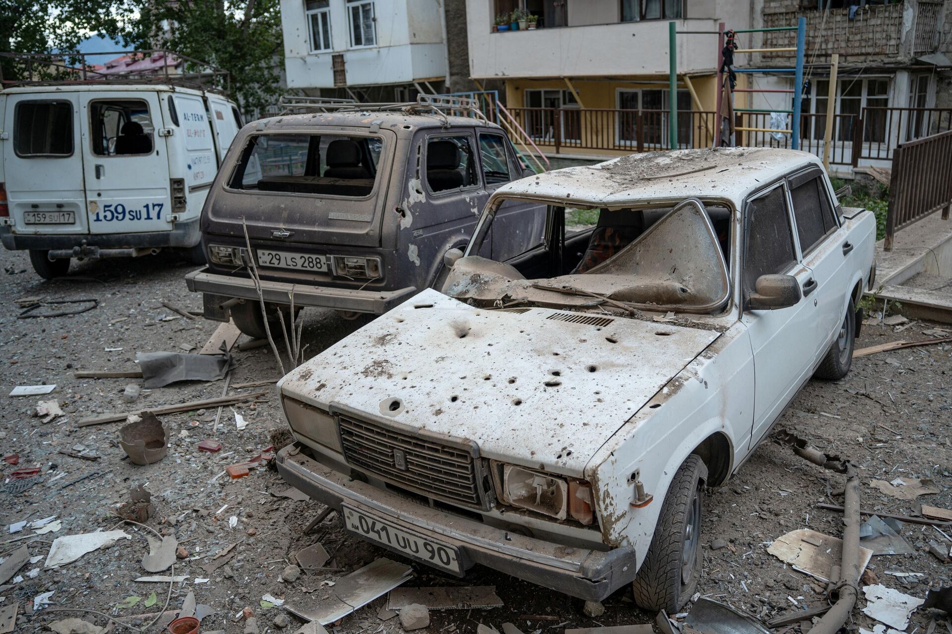 Автомобили во дворе жилого дома, пострадавшего в результате обстрела в Степанакерте - Sputnik Беларусь, 1920, 20.09.2023