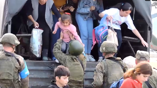 Российские миротворцы эвакуируют жителей Нагорного Карабаха ― видео - Sputnik Беларусь