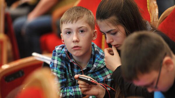 Дети с мобильным телефоном - Sputnik Беларусь