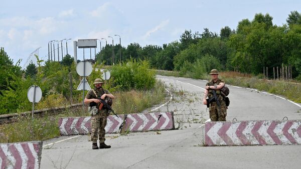 Украинские пограничники патрулируют закрытый пункт пропуска Славутич на украинско-белорусской границе в Черниговской области - Sputnik Беларусь