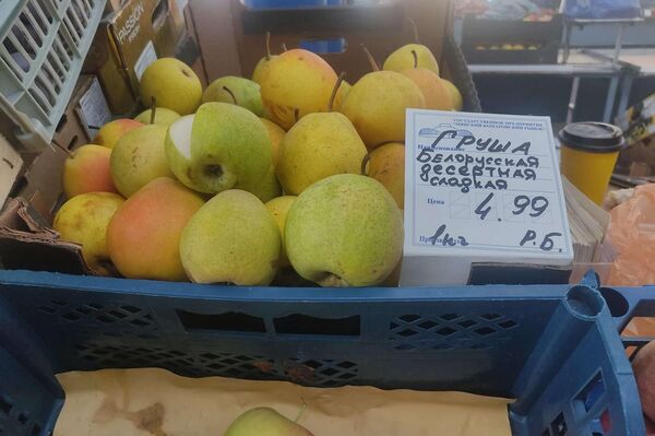Цены на фрукты и ягоды на Комаровском рынке - Sputnik Беларусь