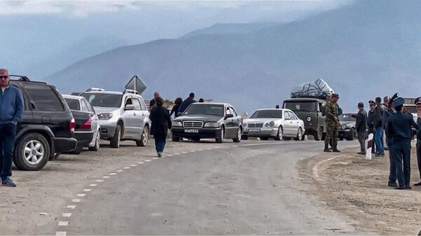 Что происходит в пункте пропуска на границе Карабаха с Арменией ― видео - Sputnik Беларусь