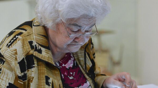 Пенсионерка с планшетом, архивное фото - Sputnik Беларусь