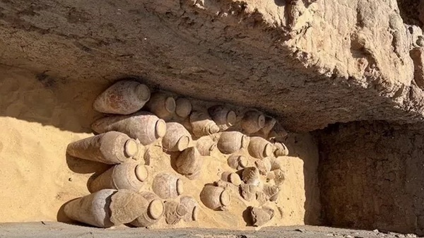 Кувшины с остатками 5000-летнего вина, обнаруженные в ходе раскопок в провинции Сохаг в центральной части Египта - Sputnik Беларусь