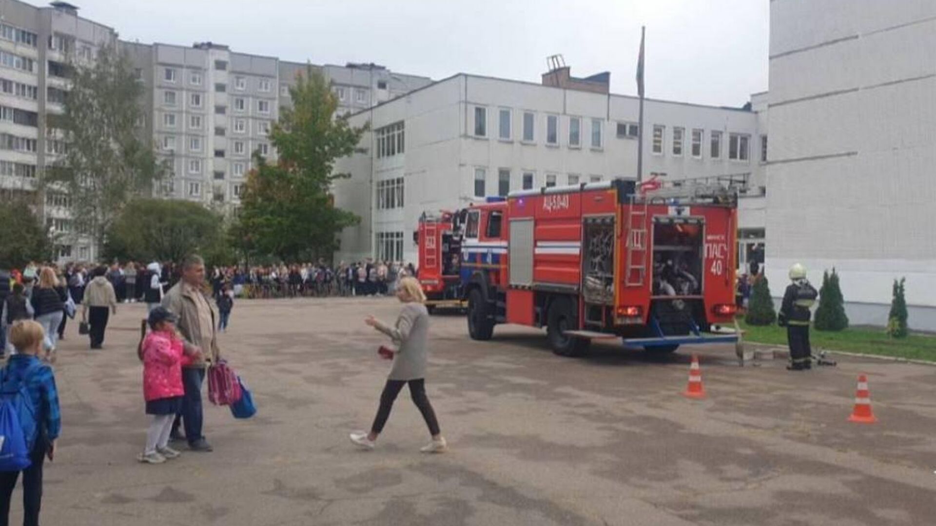 Более 600 человек эвакуированы из минской школы из-за возгорания сушилки -  02.10.2023, Sputnik Беларусь