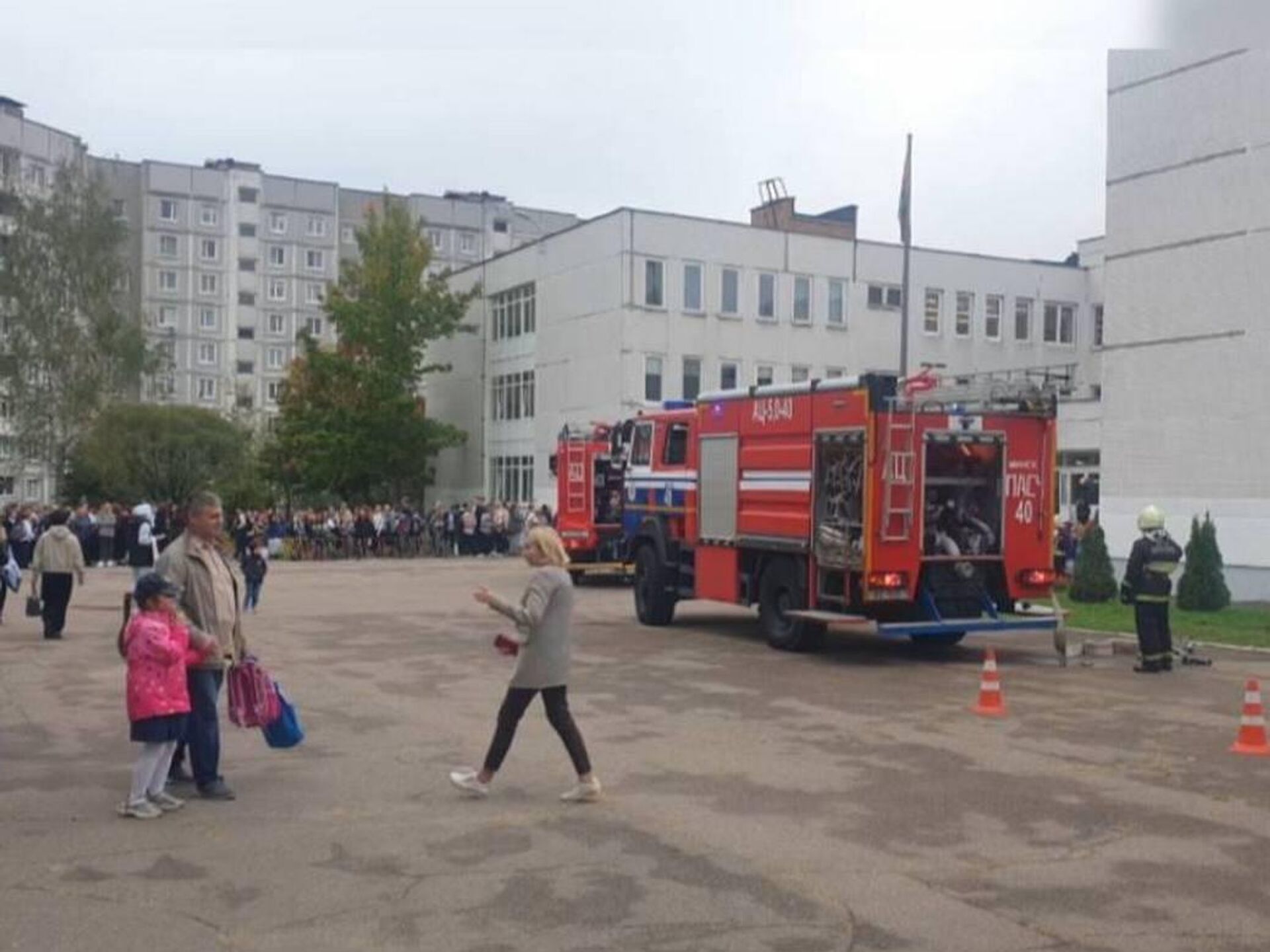 Более 600 человек эвакуированы из минской школы из-за возгорания сушилки -  02.10.2023, Sputnik Беларусь