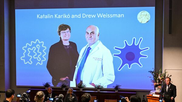 Ученые Каталин Карико из Венгрии (слева) и Дрю Вайсман из США во время объявления лауреатов Нобелевской премии по физиологии и медицине 2023 года  - Sputnik Беларусь