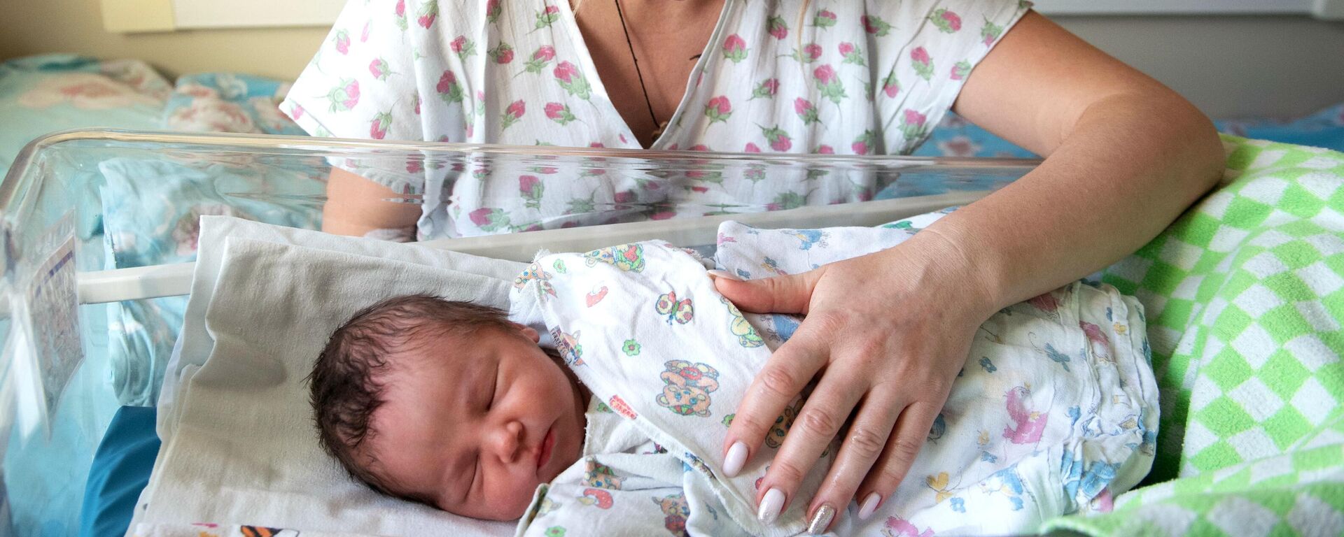 Жанчына з немаўлём у радзільным доме - Sputnik Беларусь, 1920, 19.12.2025