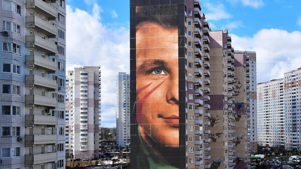 Фасад жилого здания, украшенный граффити с изображением космонавта Юрия Гагарина  - Sputnik Беларусь