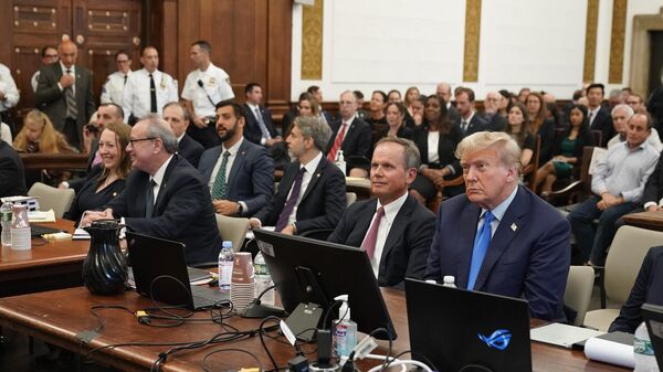 Бывший президент Дональд Трамп в зале Верховного суда Нью-Йорка  - Sputnik Беларусь