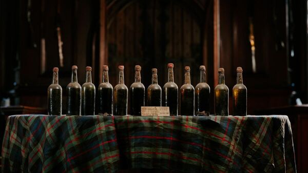 Старейшие в мире бутылки шотландского виски в замке Блэр, Пертшир - Sputnik Беларусь