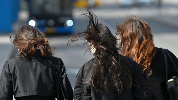 Девушки во время прогулки на улице - Sputnik Беларусь