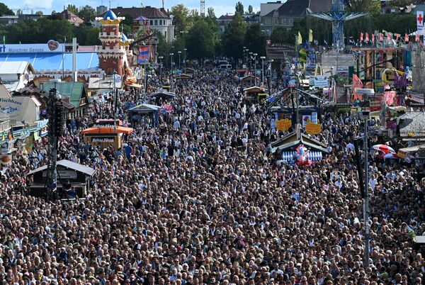Тысячи зрителей наблюдают за концертом духовых музыкантов на ярмарочной площади Терезиенвизе в &quot;Октоберфест&quot; в Мюнхене 24 сентября 2023 года - Sputnik Беларусь