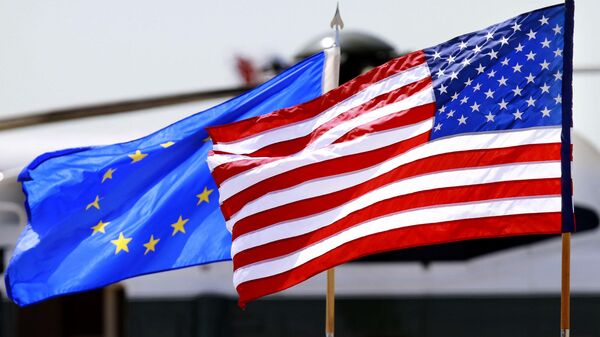 Флаги Евросоюза и США - Sputnik Беларусь