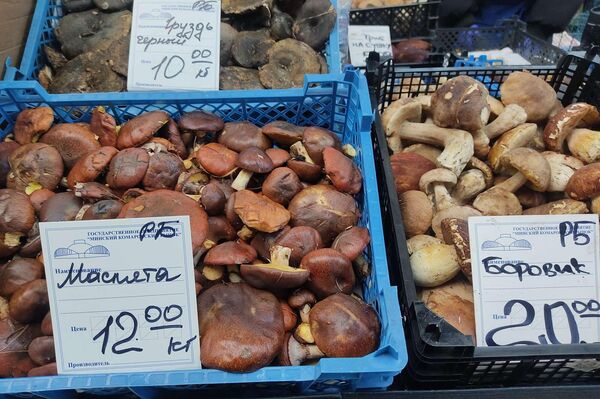 Цены на овощи и грибы на Комаровском рынке - Sputnik Беларусь