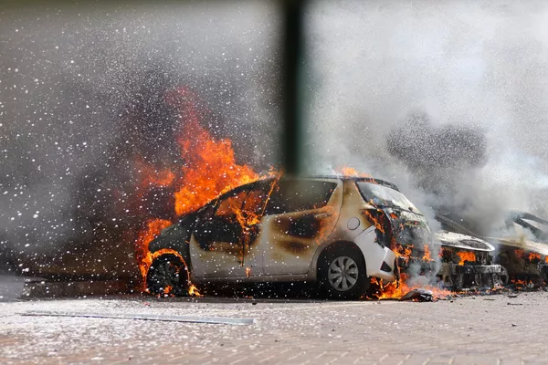 На фото: машины горят после ракетного обстрела из сектора Газа в Ашкелоне, на юге Израиля, 7 октября 2023 года. - Sputnik Беларусь