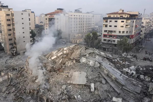 Также сообщается о 1788 раненых в секторе Газа.На фото: руины здания, разрушенного в результате израильских авиаударов в городе Газа, 8 октября 2023 года. - Sputnik Беларусь