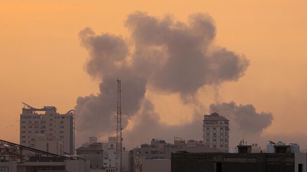 Дым над будынкамі падчас авіяўдару Ізраіля ў горадзе Газа - Sputnik Беларусь