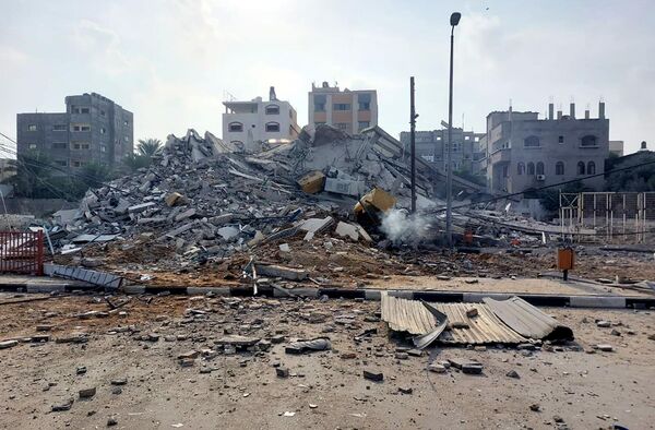 По последним данным, в результате эскалации конфликта погибли более 400 палестинцев, 2,3 тысячи ранены, в Израиле погибли свыше 700 человек, более 2,2 тысячи получили ранения.На фото: обломки зданий, пострадавших в результате ракетных ударов ВС Израиля по Газе. - Sputnik Беларусь