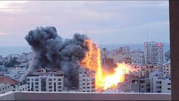 Издание &quot;Гаарец&quot; передает, что значительное число боевиков ХАМАС продолжает проникать на территорию Израиля.На фото: обстрел зданий в палестинском городе Газа. - Sputnik Беларусь