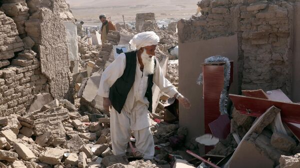 Люди разбирают руины после землетрясения в провинции Герат на западе Афганистана - Sputnik Беларусь