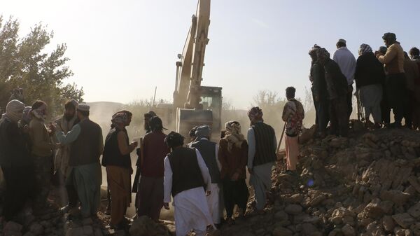 Экскаватор убирает руины после землетрясения в районе Зенда Джан в провинции Герат, Афганистан - Sputnik Беларусь