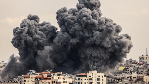 Шлейф дыму паднімаецца ў небе над горадам Газа падчас ізраільскага авіяўдару - Sputnik Беларусь