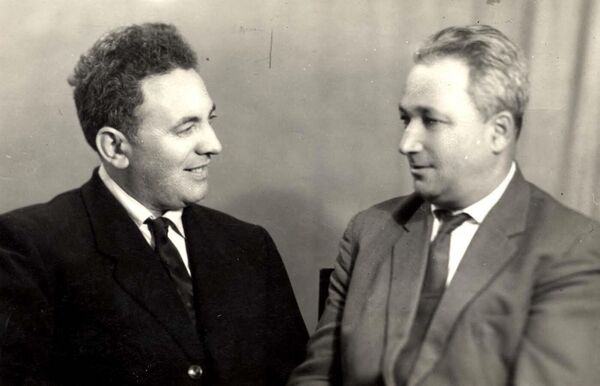 Семен Розенфельд (слева) и Александр Печерский (справа), пережившие нацистский лагерь смерти Собибор, после Второй мировой войны.  Розенфельд был последним из участников восстания, остававшимся в живых, он умер 3 июня 2019 года в возрасте 96 лет. - Sputnik Беларусь