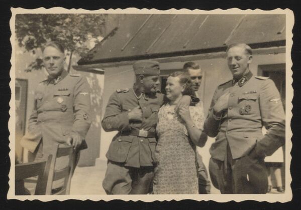 Комендантом лагеря был гауптштурмфюрер СС Франц Штангль, персонал лагеря насчитывал около 30 унтер-офицеров СС. Рядовых охранников для несения службы по периметру лагеря набрали из бывших военнопленных из Красной армии, большинство (90-120 человек) были украинцами.На фото: Франц Райхляйтнер (слева), Эрих Бауэр (в центре, с помощницей по кухне) и Иоганн Ниманн (справа). - Sputnik Беларусь