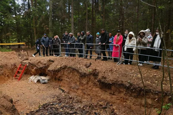 Генпрокуратура: ежедневно сотни человек бывают на раскопки ям-могил под Минском Генпрокуратура: ежедневно сотни человек бывают на раскопки ям-могил под Минском - Sputnik Беларусь
