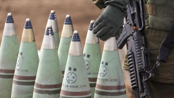 Израильский солдат устанавливает артиллерийские снаряды - Sputnik Беларусь